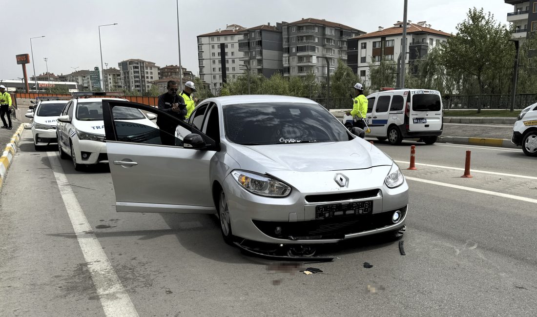 Aksaray’da yolun karşısına geçmeye