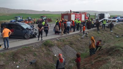 &nbsp; Sivas’ın Hafik ilçesinde otomobilin hafif ticari araçla çarpışması sonucu