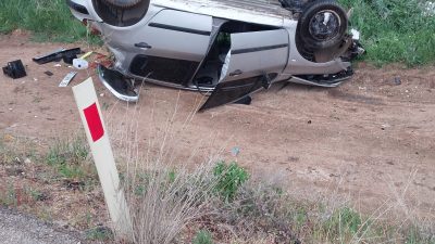 Konya’nın Beyşehir ilçesinde otomobilin direğe çarparak devrilmesi sonucu 2 kişi