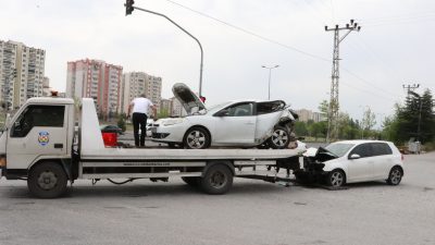 Kayseri’nin Kocasinan ilçesinde 2 otomobilin çarpışması sonucu yaralanan 4 kişi,