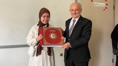Aksaray İl Müftüsü, görme engelli öğrencinin Kur’an'a geçiş töreninde duygusal
