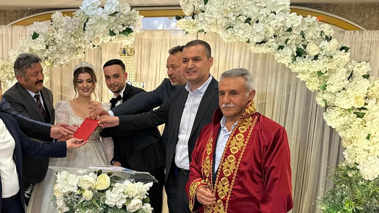 Fatma Nur ile Ahmet evlendiler Genç çifti, ailesi yakınları ve
