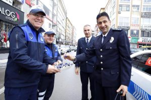 Polis Haftası’nda Aksaray’da Minik Sürpriz: Zabıta Ekiplerinden Şeker Tadında Tebrik!