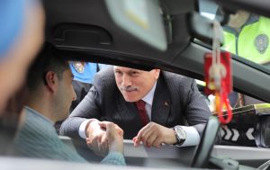 Bayram Yolunda; Aksaray’da Vali Kumbuzoğlu Trafik Kontrolünde Sürücülere Şeker Kolonya İkram Etti!