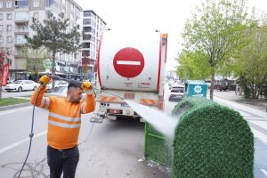 Aksaray Belediyesi Temizlik Ekipleri Bayramda da Çalıştı: Çöp Konteynırları Dezenfekte Edildi!