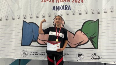 Aksaray Sezai Karakoç Ortaokulu öğrencisi Bilek Güreşinde zirveye ulaştı.