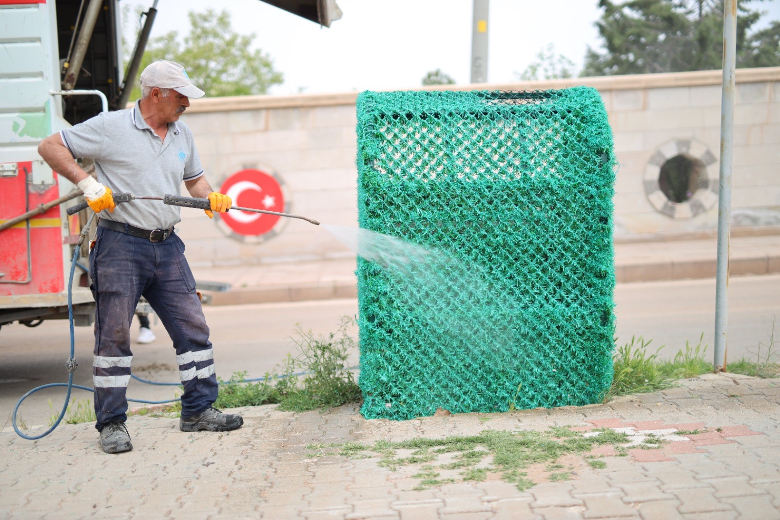 Temiz ve Nezih Bir Şehir İçin 48 Mahallede Temizlik Çalışmaları Rutin Olarak Yapılıyor