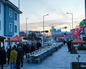 Vali Kumbuzoğlu ve eşi, çocuklar eğlenceli bir Ramazan gecesi yaşadı