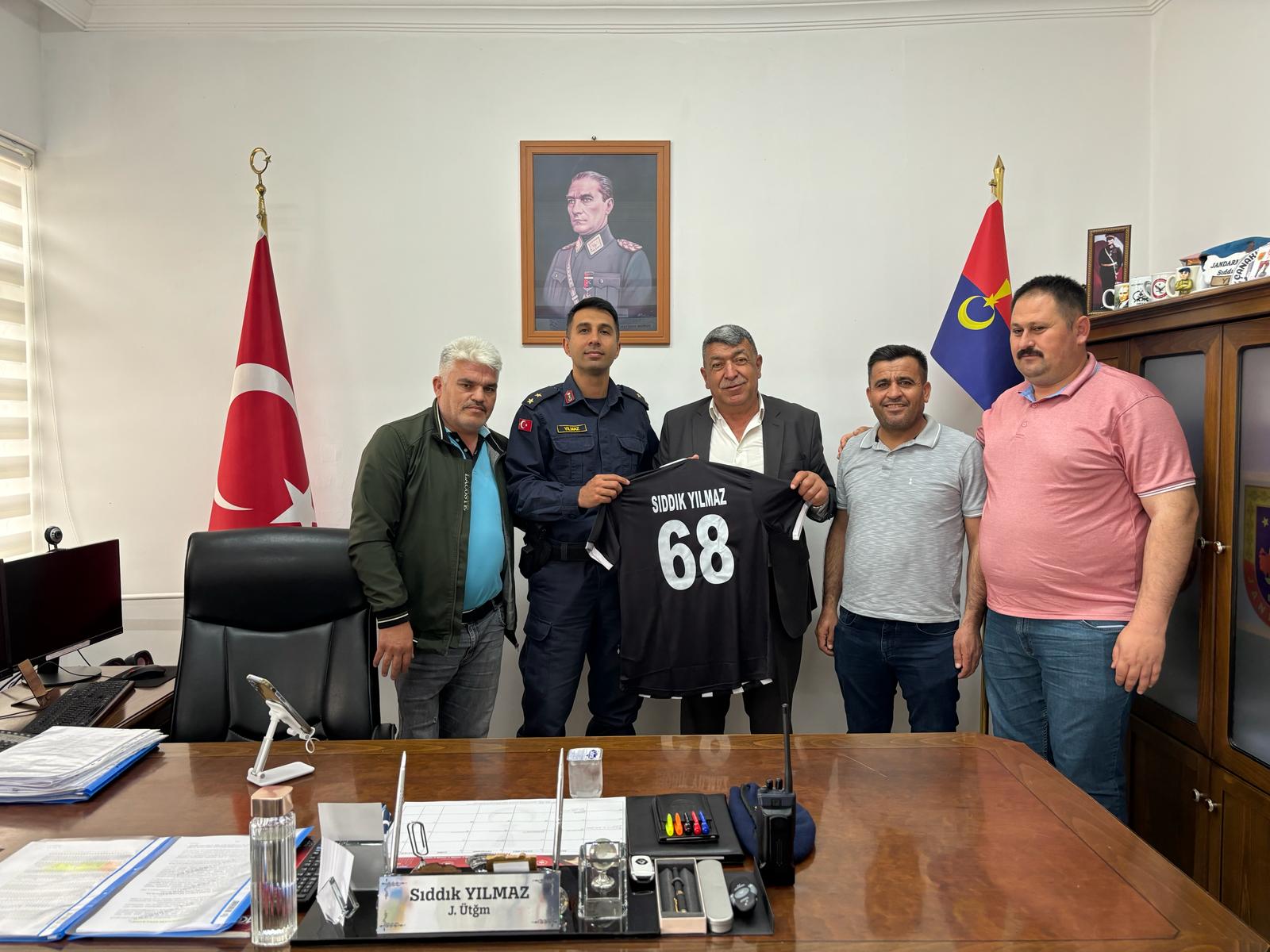 Dokunuşlar önemli: Futbolun temsilcisinden, Komutana forma jesti!