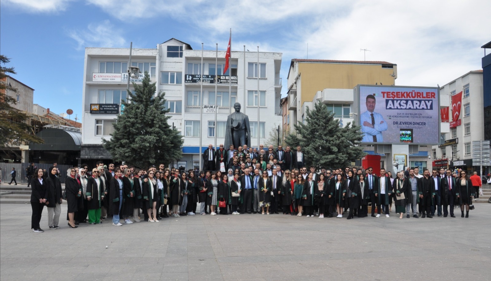 Aksaray Barosu 5 Nisan Avukatlar Günü kapsamında Aksaray Meydanı’nda basın