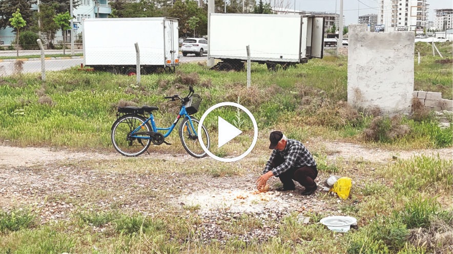 Çöp Konteynerlerinden Kuşlara Destek: Aksaraylı Vatandaşın Örnek Davranışı!