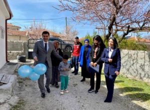 Otizm Farkındalık Gününde Kaymakam Karatepe’den Özel Ziyaret: Otizmli Çocuğa Moral Dolu Hediye!