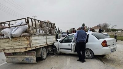 Aksaray’da bir kaza meydana geldi. Otomobil ve kamyonetin çarpıştı kazada