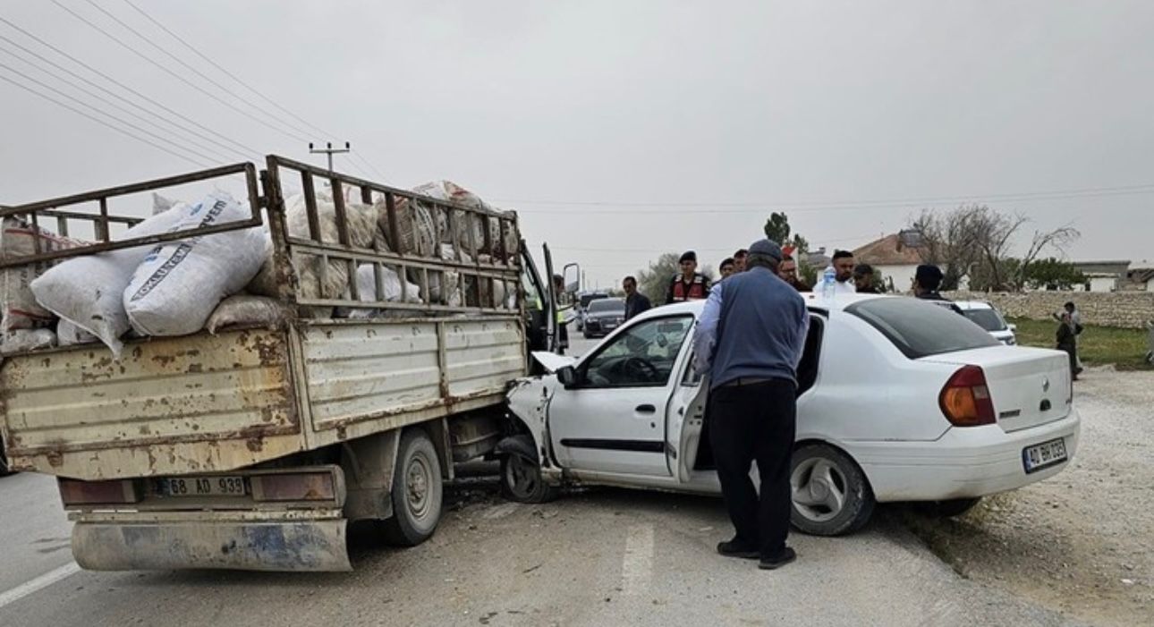 Aksaray’da Otomobil ve Kamyonet Çarpıştı: 3 Yaralı!