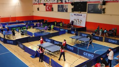 Aksaray Dağılgan spor salonunda masa tenisi küçükler grup müsabakalarının başladı.