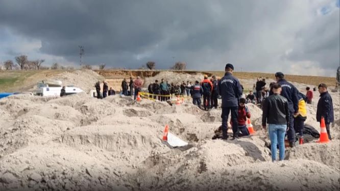 Niğde’de merkeze bağlı Çarıklı köyündeki doğal patates deposu yapımında yer