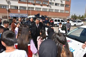 Aksaray İl Emniyet Müdürlüğü’ne Sevimli Ziyaret: Çocuklar Polislik Mesleğini Keşfetti!