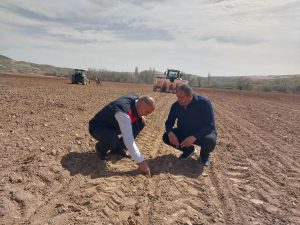 Toprakla Buluşan Umut: Aksaray’da İl Müdürü ve Oda Başkanı Tarım Sezonunu Başlattı!