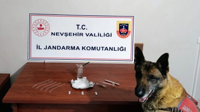 Nevşehir’in Derinkuyu ilçesinde jandarma ekiplerince düzenlenen uyuşturucu operasyonunda 2 zanlı