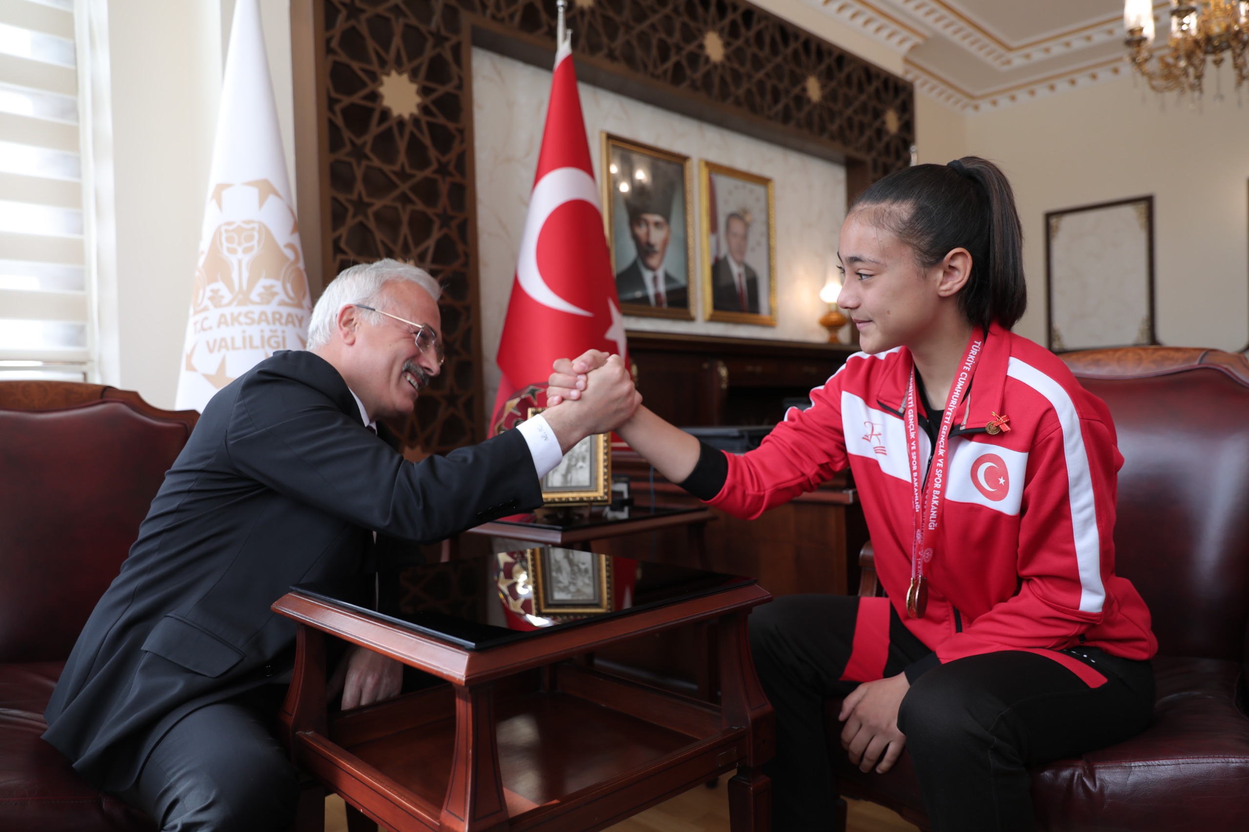 Aksaray Valisi şampiyon sporcuyla bilek güreşi tuttu