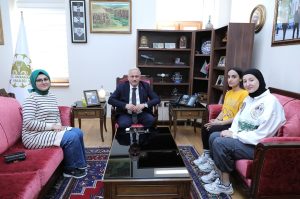 Aksaray Üniversitesi’nden eğitim öğretim hayatlarını sürdürmekte olan genç öğrenciler, Vali