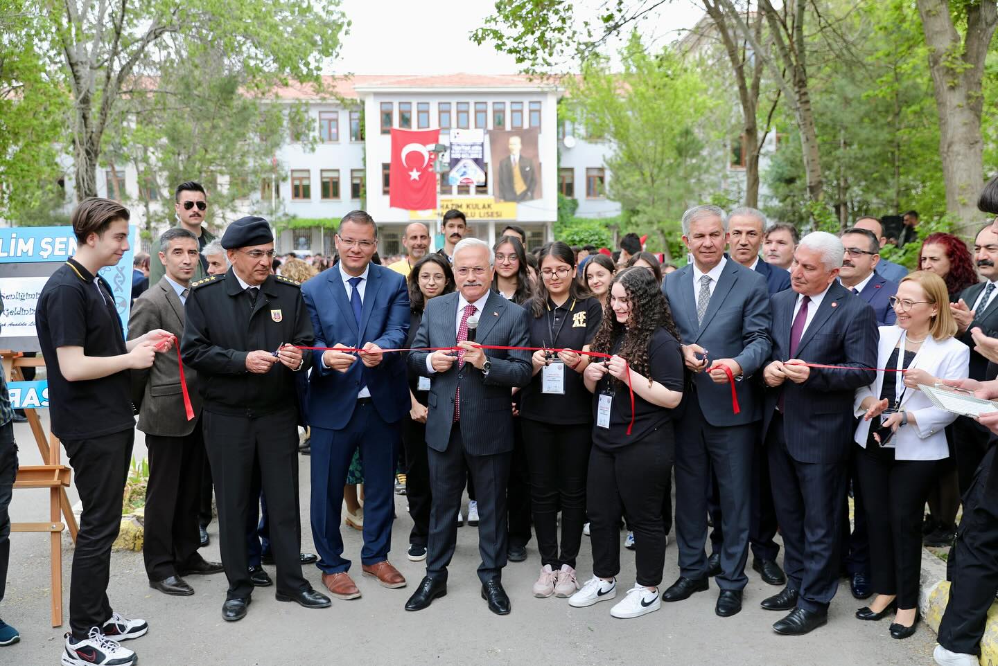 Aksaray’da TÜBİTAK Bilim Fuarı Heyecanı: Vali Kumbuzoğlu Sergiyi Gezdi!