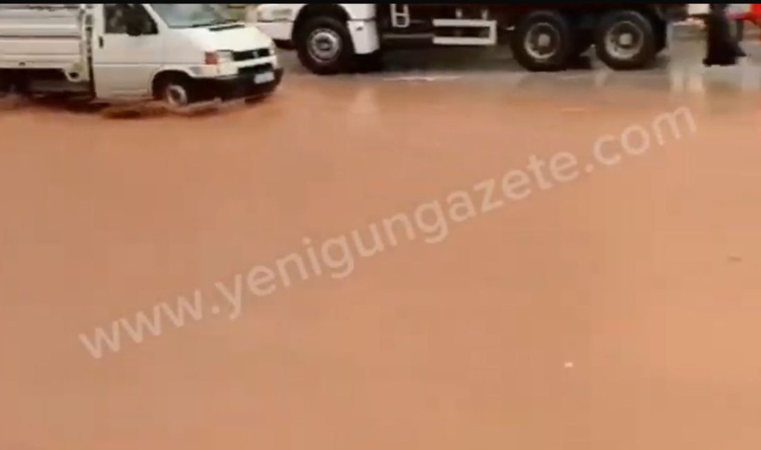Aniden bastıran sağanak yağış, Aksaray'ın Laleli Mahallesi'nde sele neden oldu.