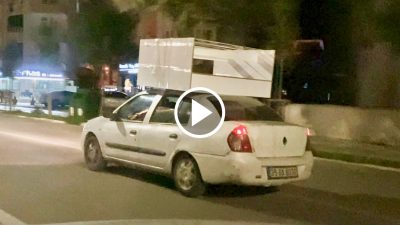 Tehlikeli Trafik Gösterisi: Koli Bandıyla Tavana Dolap Yapıştıran Sürücü!