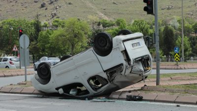 Kayseri’de hafif ticari araç ile otomobilin çarpışması sonucu yaralanan 3