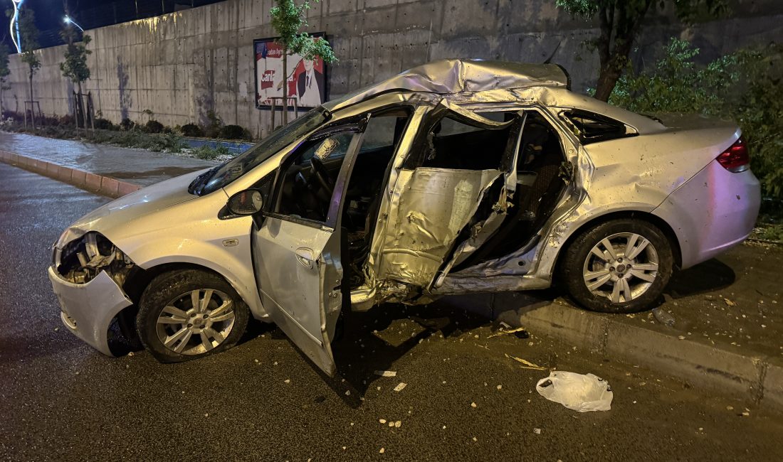Yozgat’ta kaldırıma çıkarak ağaçlara çarpan otomobilin sürücüsü yaralandı. Ü.B. idaresindeki