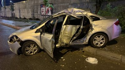 Yozgat’ta kaldırıma çıkarak ağaçlara çarpan otomobilin sürücüsü yaralandı. Ü.B. idaresindeki