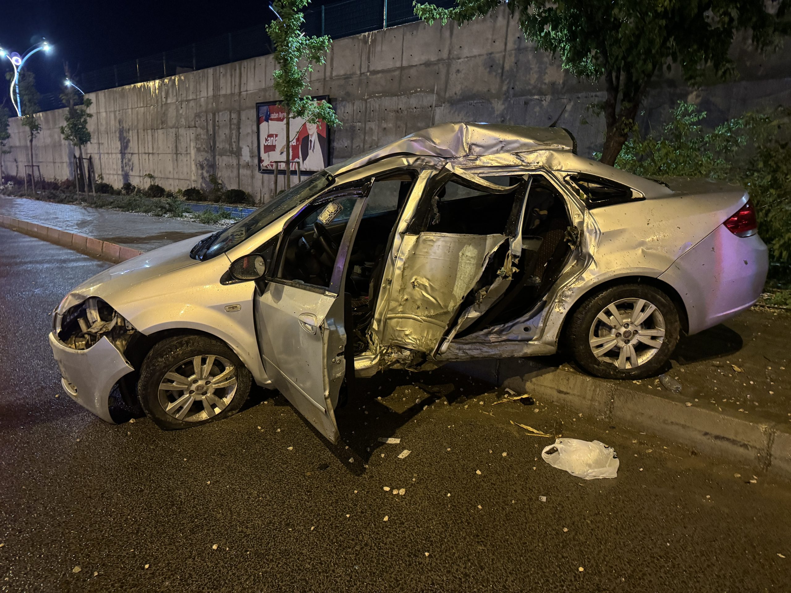 Yozgat’ta kaldırıma çıkarak ağaçlara çarpan otomobilin sürücüsü yaralandı. Ü.B. idaresindeki