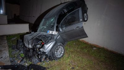 Ankara’nın Çankaya ilçesinde, kontrolden çıkan otomobilin bir apartmanın arka bahçesine