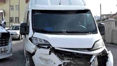 Aksaray’da işçileri taşıyan minibüs ile otomobilin çarpışması sonucu 7 kişi