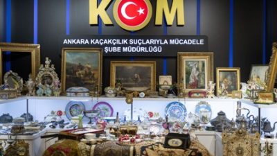 &nbsp; Ankara’da bir araçta 1120 parça tarihi obje ele geçirildi.