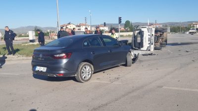 Ankara’nın Çubuk ilçesinde kamyonetle otomobilin çarpışması sonucu 2 kişi yaralandı.