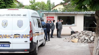 Sivas’ta güvenlik görevlisi, silahını temizlediği sırada kazara mesai arkadaşını yaraladı.