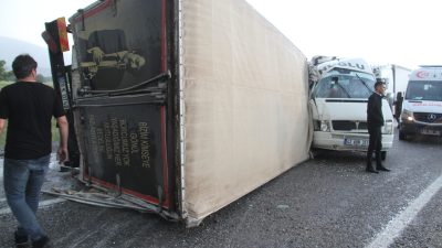Konya’nın Beyşehir ilçesinde devrilerek karşı şeride geçen kamyonla minibüsün çarpıştığı