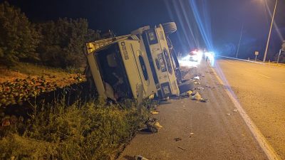 Akşehir’de karpuz yüklü kamyonun devrilmesi sonucu 1 kişi yaralandı. Mehmet