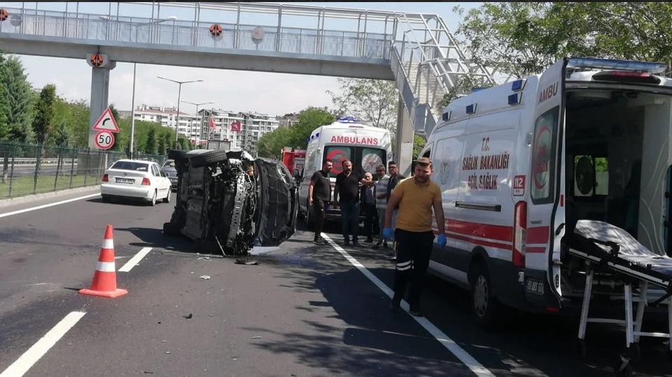 Refüje çarparak devrilen hafif ticari araçtaki 2 kişi yaralandı