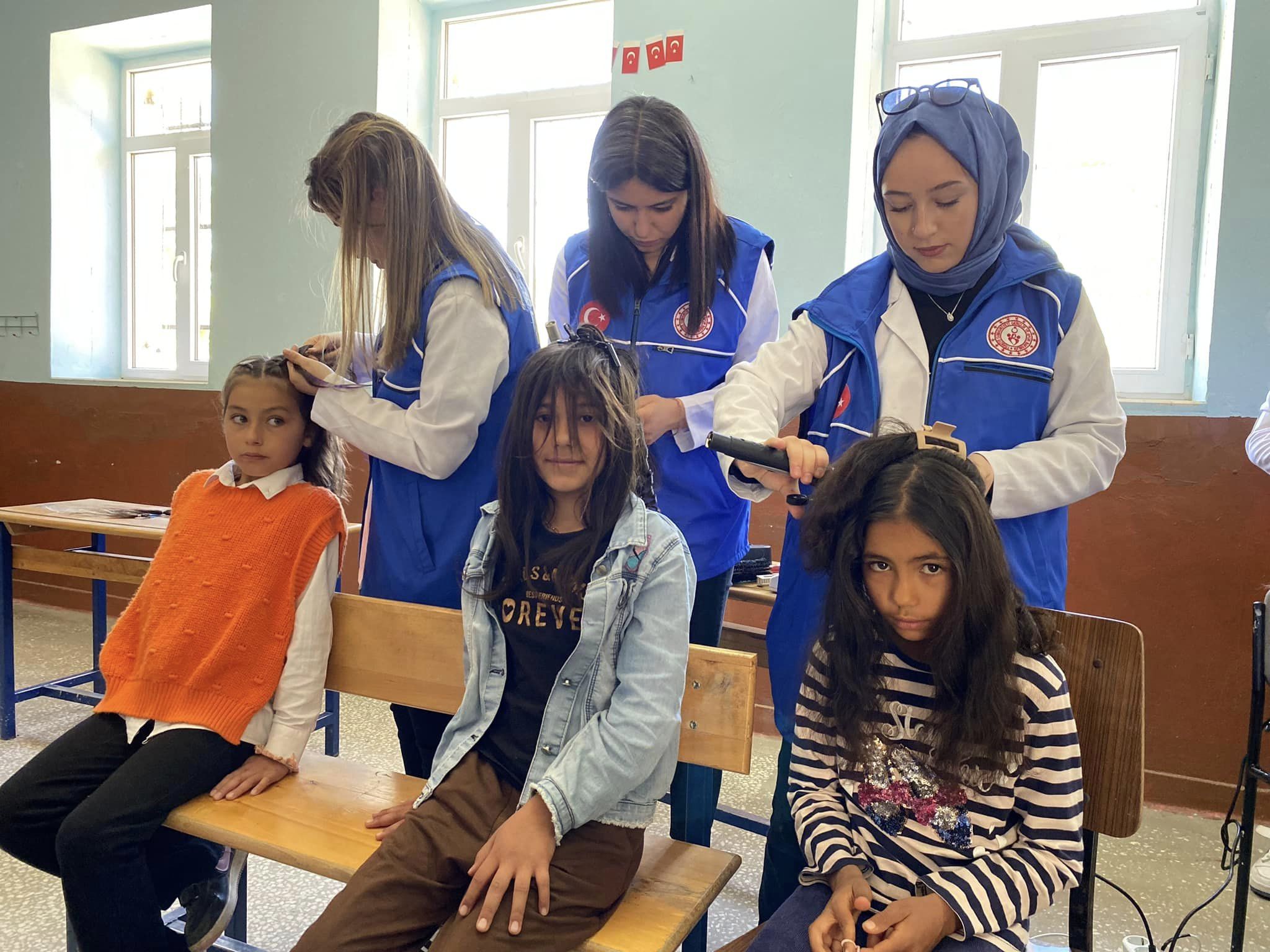 Gönüllüler, köylerdeki öğrencilerin saç bakımını yapıyor