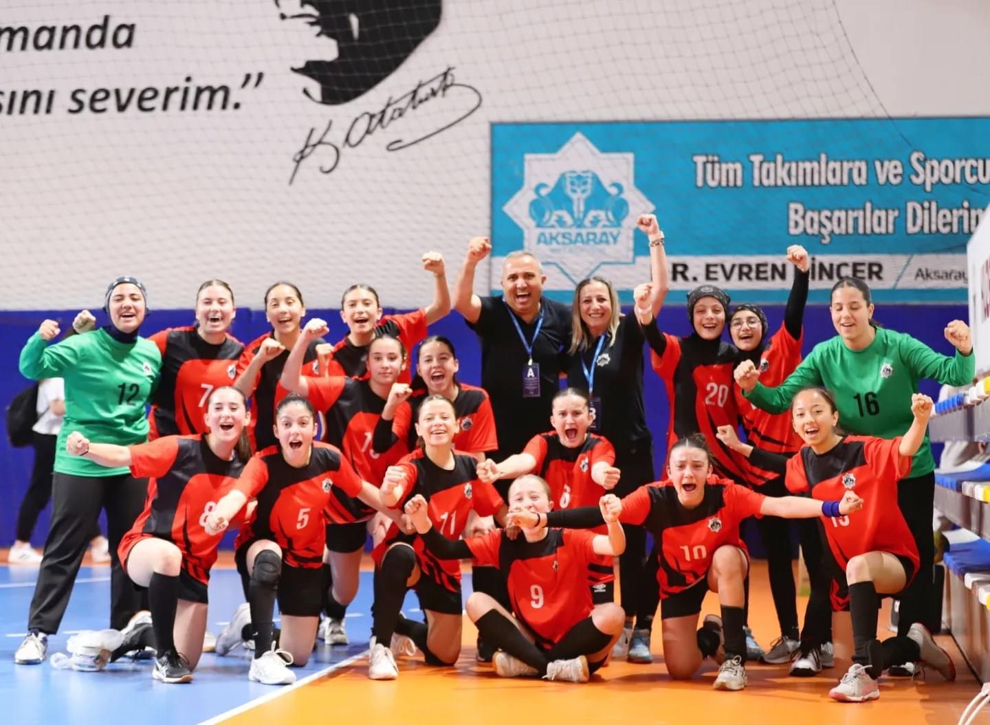 Hentbol Arenasına Fırtına: 68Aksaray Belediyespor Finalde!