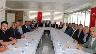 Siyasi ve yönetim temsilcileri, Eskil'deki köy muhtarlarıyla bir araya geldi.