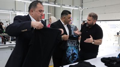Ahmet Koçaş ve Ahmet Kulak, Mehmet Daşdemir'in firma ziyaretinde.