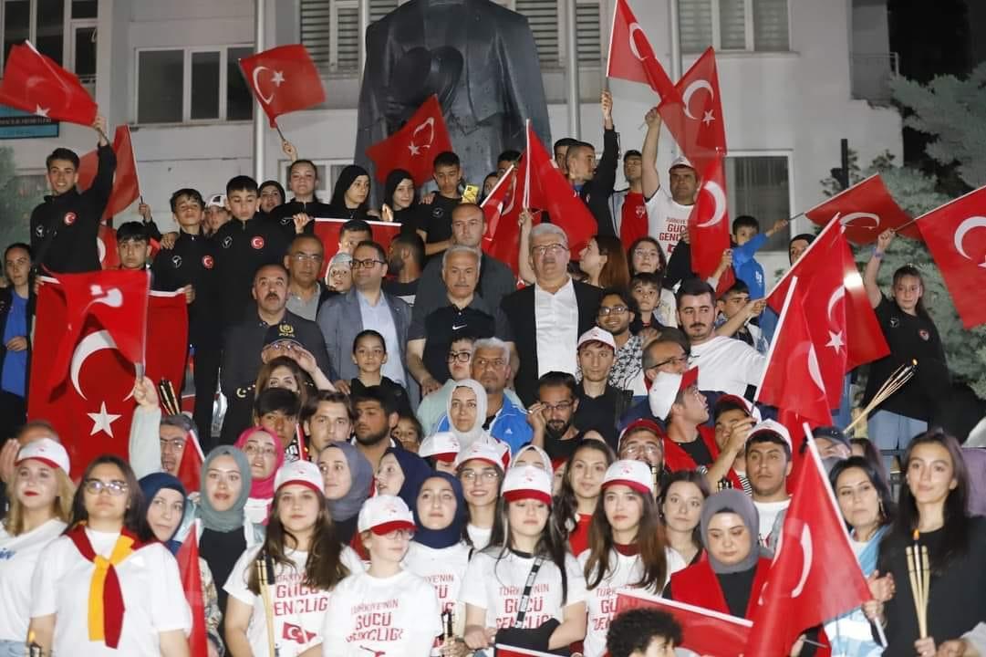 Aksaray sokakları fenerlerle aydınlandı; Binlerce kişi sokaklara akın etti!