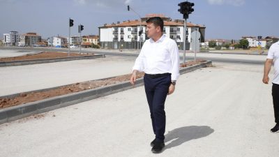 &nbsp; Aksaray Belediye Başkanı Evren Dinçer, 50 metrelik yolda yapılan