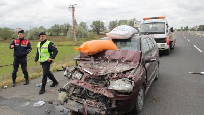 Kayseri’nin merkez Melikgazi ilçesinde yem yüklü kamyonet ile otomobilin çarpışması