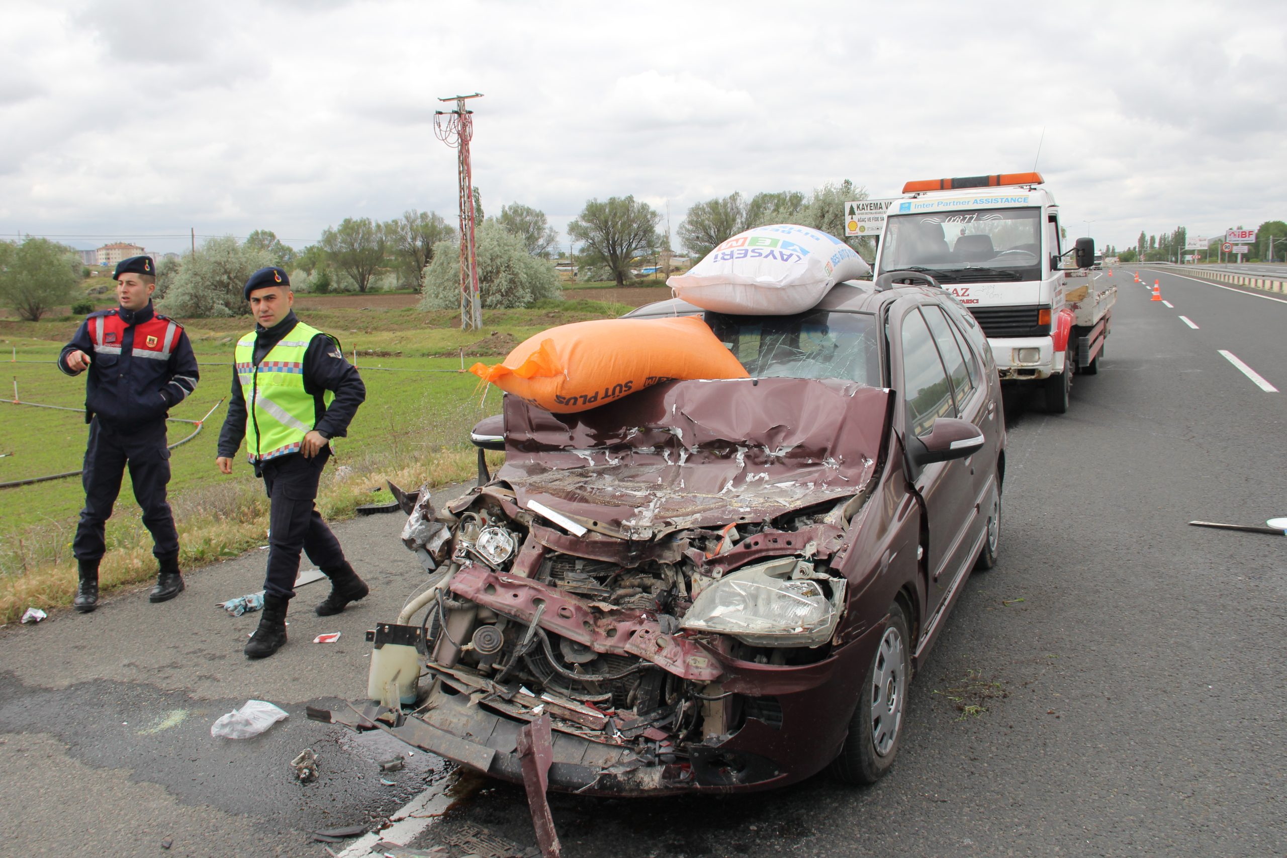 Kamyonet ile otomobilin çarpıştığı kazada 3 kişi yaralandı