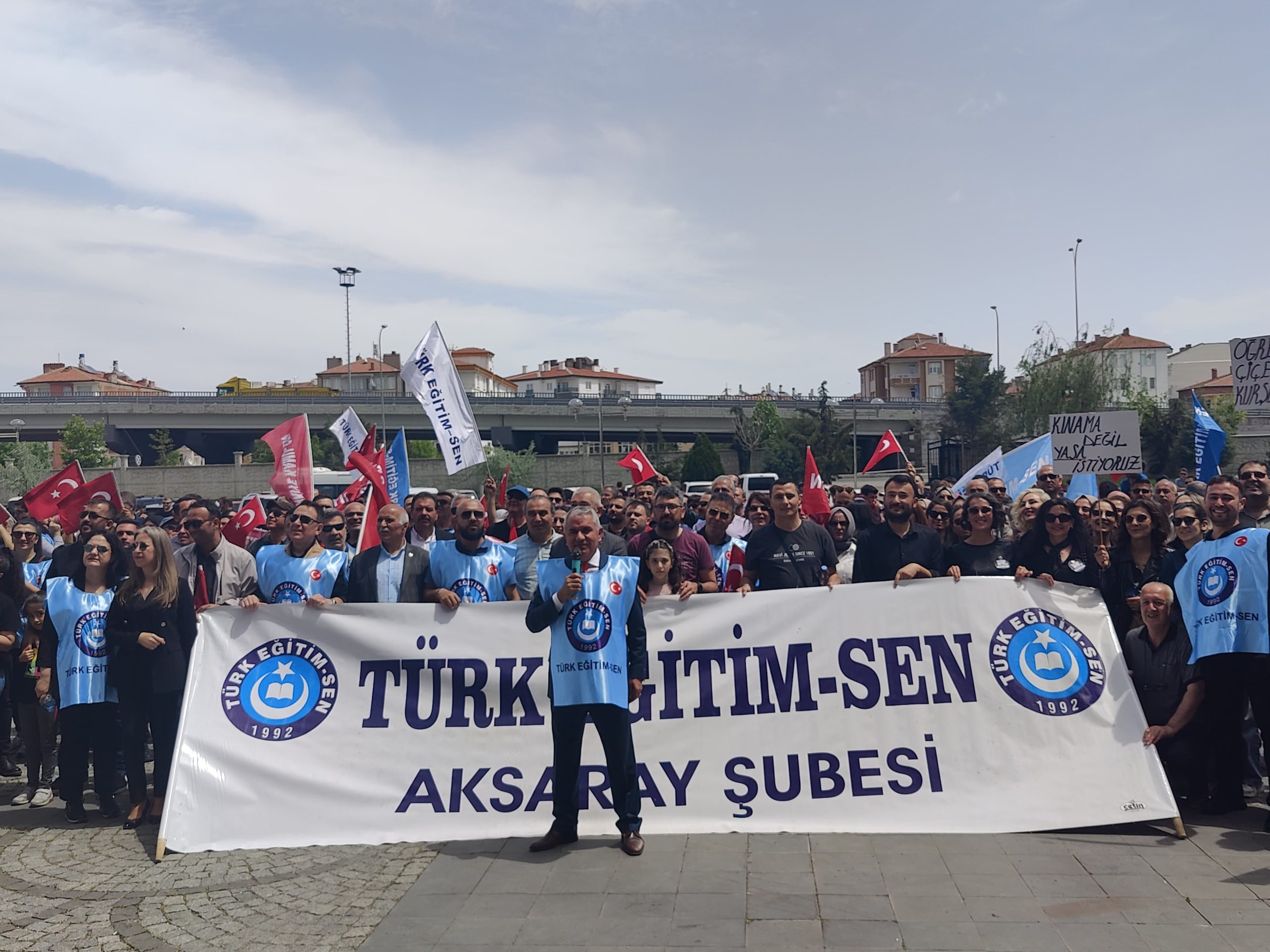 Öğretmenler iş bıraktı; Şiddete karşı durdu!