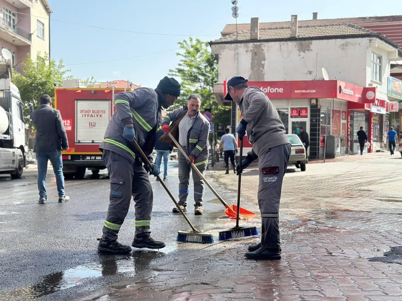 Ortaköy Belediyesi’nden Temizlik Atağı: Fırça ve Hortumlarla Sokaklar Temizlendi!